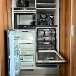 Nurdachhaus & Schiffscontainer In
