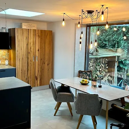 Nurdachhaus & Schiffscontainer In