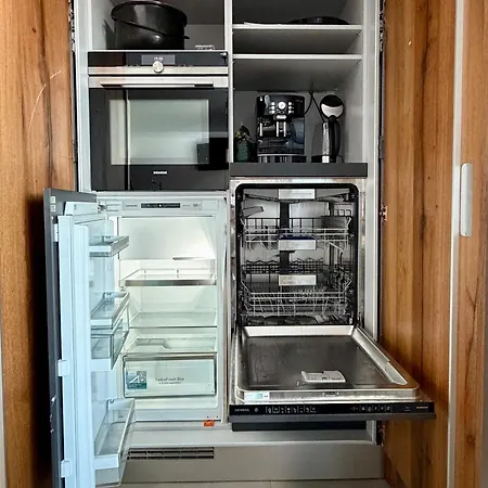 Nurdachhaus & Schiffscontainer In
