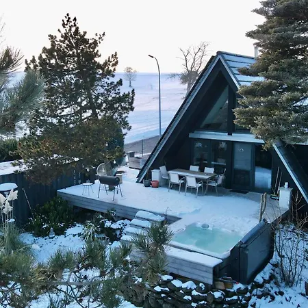 Nurdachhaus & Schiffscontainer In