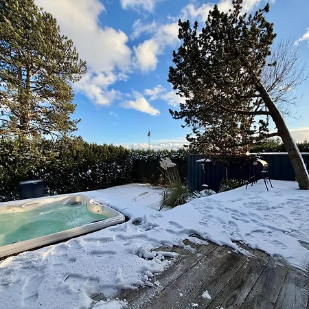 Nurdachhaus & Schiffscontainer In