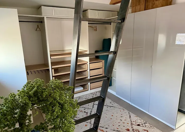 Nurdachhaus & Schiffscontainer In *