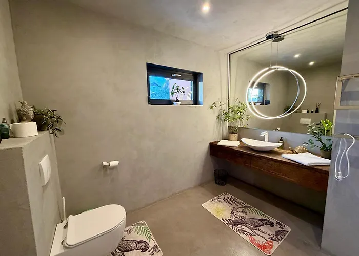 Nurdachhaus & Schiffscontainer In