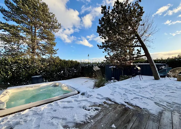 Nurdachhaus & Schiffscontainer In